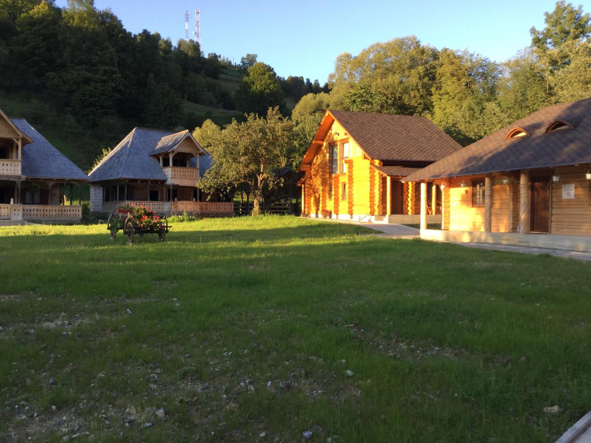 Casutele Din Moisei Hotel Екстериор снимка