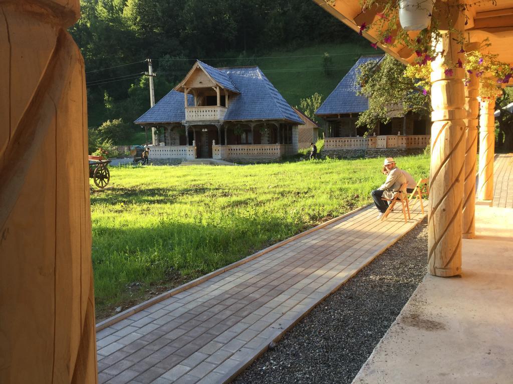 Casutele Din Moisei Hotel Екстериор снимка