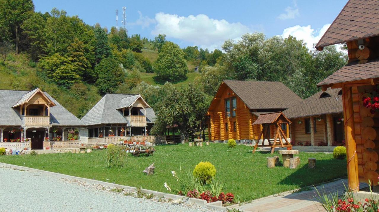 Casutele Din Moisei Hotel Екстериор снимка