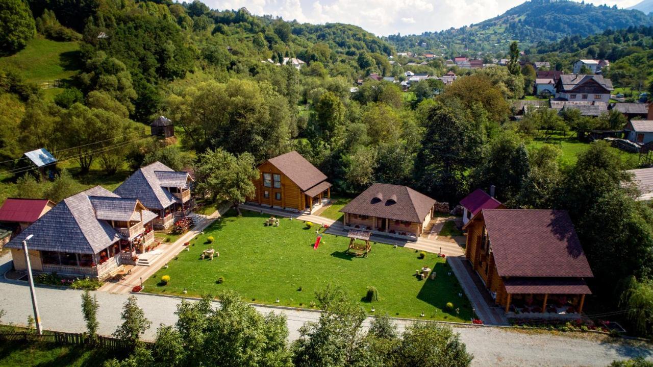 Casutele Din Moisei Hotel Екстериор снимка