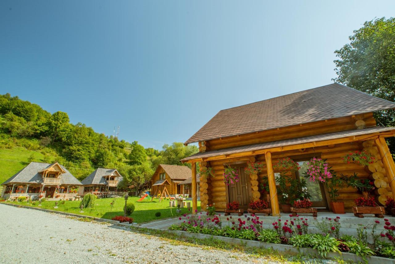 Casutele Din Moisei Hotel Екстериор снимка