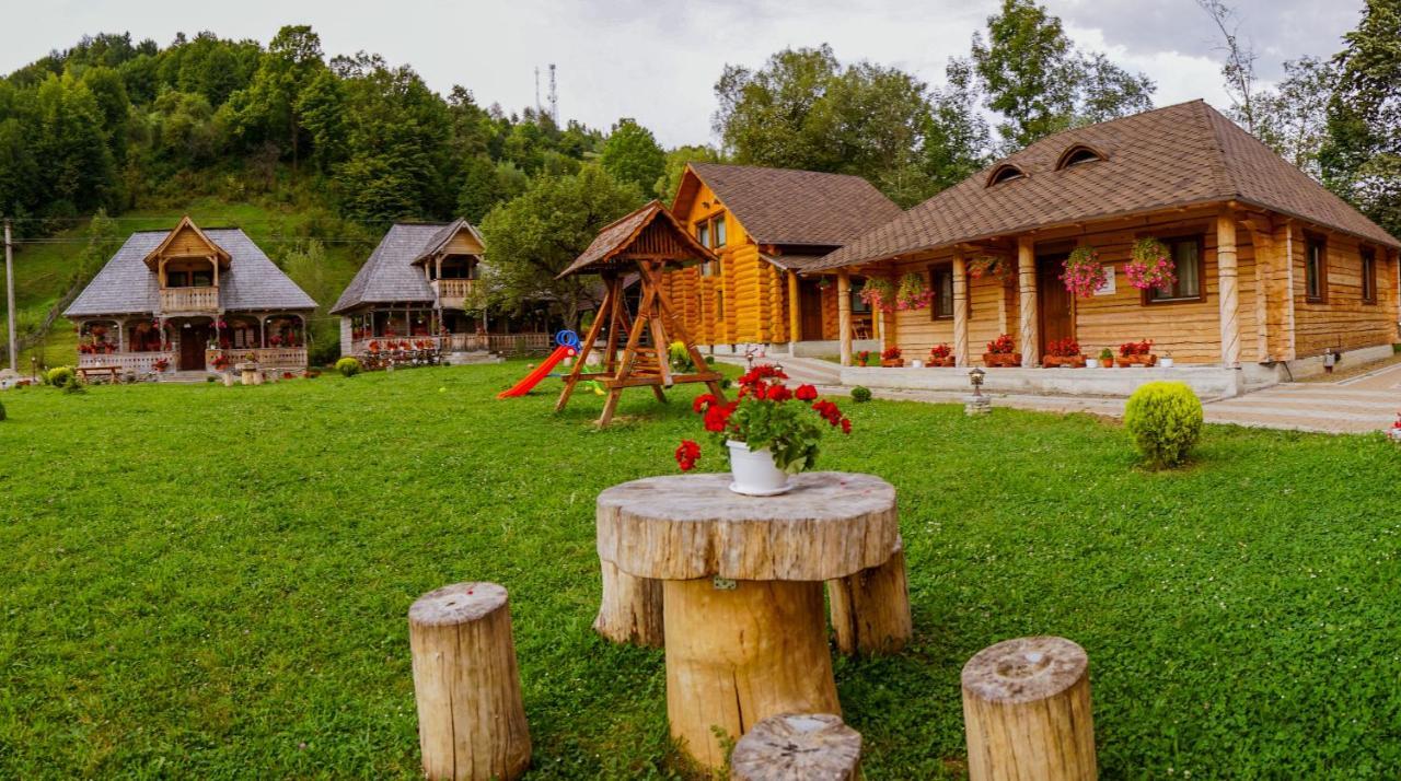 Casutele Din Moisei Hotel Екстериор снимка