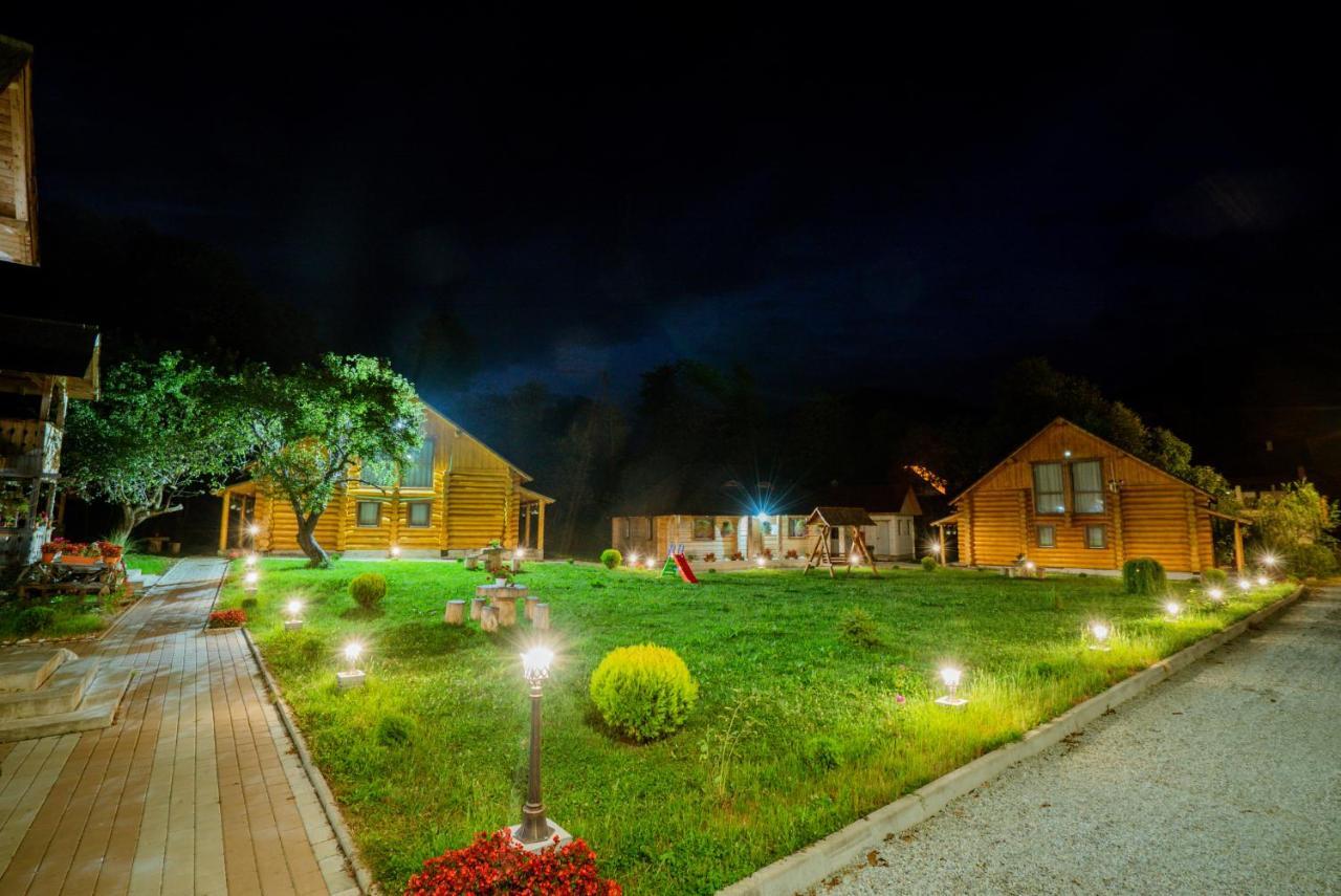 Casutele Din Moisei Hotel Екстериор снимка