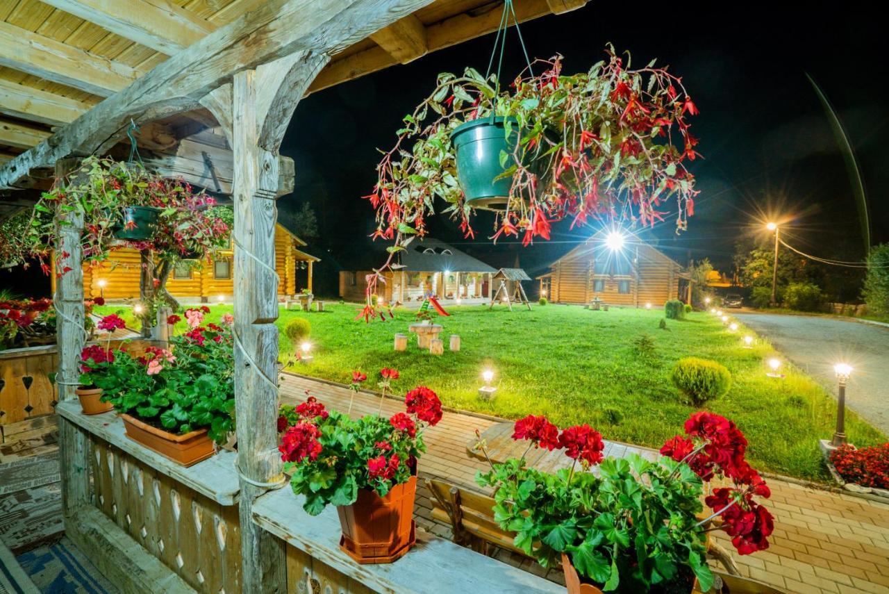 Casutele Din Moisei Hotel Екстериор снимка