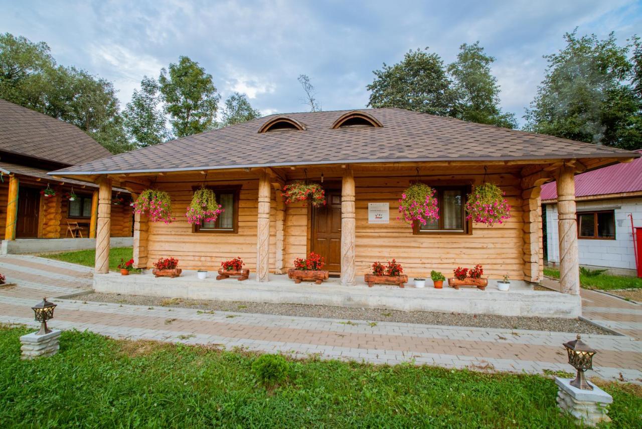 Casutele Din Moisei Hotel Екстериор снимка